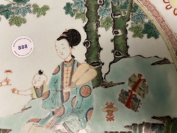 Un grand plat en porcelaine de Chine famille verte &agrave; d&eacute;cor de femmes et gar&ccedil;ons, Kangxi